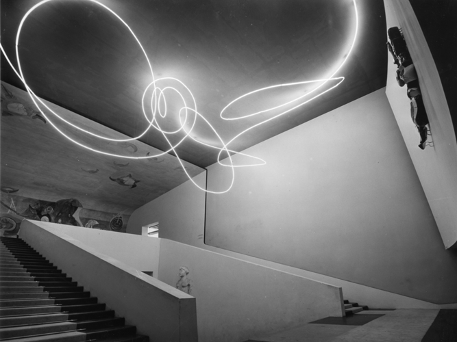 Installazione luminosa "Luce spaziale" di Lucio Fontana sul soffitto dello Scalone d’onore.<br/>Nel vestibolo del primo piano, decorazione parietale di Bruno Cassinari